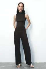 Pantalón de jean azul oscuro, de tiro alto y corte wide leg.