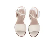 Sandalia chata de cuero color offwhite, con diseño minimalista y suela plana antideslizante.
