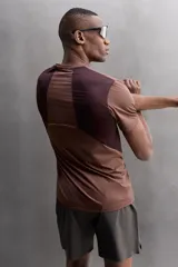 Camiseta marrón con paneles laterales en marrón oscuro, corte relaxed fit, cuello redondo y manga corta.