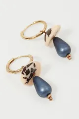 Aros de argolla dorada con dije colgante en forma de hongo de resina roja y blanca con incrustaciones de strass.