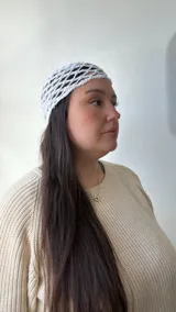 Gorro tipo bucket blanco de hilo crochet con diseño calado.