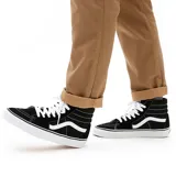 Zapatillas Vans SK8-Hi de caña alta, color negro con detalles en blanco.