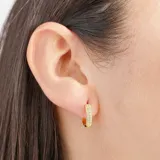 Aros tipo argolla dorados con incrustaciones de strass blancos.