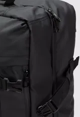 Mochila de viaje negra con múltiples compartimentos y correas ajustables. Incluye compartimento acolchado para laptop, espalda y mangos acolchados, hebillas en el pecho, panel trasero transpirable, compartimentos de micromalla para ropa, compartimento a prueba de derrames, bolsillos exteriores de acceso rápido, organizadores internos y asa de enganche a la maleta.