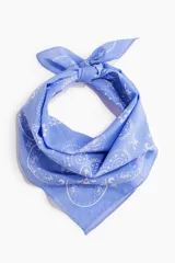 Pañuelo cuadrado celeste con estampado de cachemira en blanco.