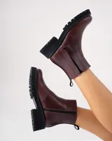 Botas Chelsea de cuero vacuno negro con elásticos laterales, cierre interno y suela de goma artesanal.