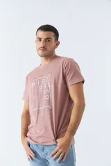 Remera azul de hombre, de manga corta, con logo en goma y arte estampado.