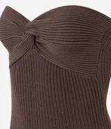 Vestido midi de punto color verde, sin breteles y con detalle torcido en el busto.