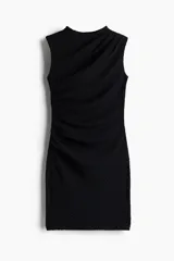 Vestido corto negro sin mangas en punto efecto arrugado. Modelo entallado con cuello elevado corto y pliegues en un hombro y en un lado de la cintura para crear un efecto drapeado suave.