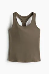 Musculosa deportiva color marrón con espalda nadadora, confeccionada en tejido funcional SoftMove™ y DryMove™ que ayuda a absorber el sudor.