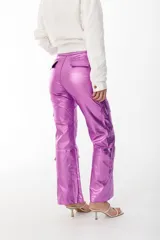 Pantalón cargo celeste metalizado, de corte wide leg y tiro medio, con múltiples bolsillos.