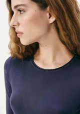 Blusa azul de punto tejido liviano, con cuello redondo y mangas largas.