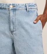Short de jeans celeste con cintura alta, trabillas y bolsillos.