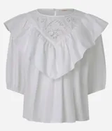 Blusa blanca de tricolina con cuello redondo, mangas cortas abullonadas y detalle de laise en el pecho.