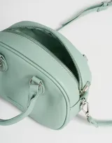 Cartera bowling color rosa viejo de cuerina con correa regulable desmontable, manijas superiores, doble cierre superior y tag de metal.