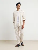 Camisa de lino color beige, de cuello mao y manga larga.