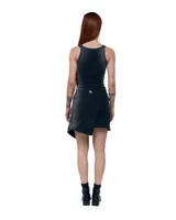 Minifalda asimétrica de denim negro con lavado degradado. Tiene frente cruzado tipo pareo, ruedo diagonal, aplique de caballo en níquel en la cintura, bolsillo delantero en diagonal, presillas para cinturón y cierre lateral.