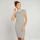 Vestido ajustado al cuerpo, de punto, con cuello alto y estampado de rayas horizontales blancas y negras.