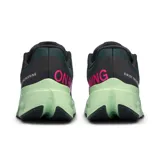 Championes de running On Cloudsurfer Next, color negro con detalles en verde y logo blanco.