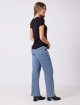 Remera negra de tejido acanalado, marca Tahari, con escote a la base y manga corta.