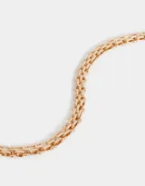 Collar corto dorado con cadena de eslabones gruesos y cierre de mosquetón.