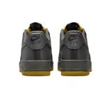 Championes Nike Air Force 1 07 LV8, color negro con detalles en marrón y suela amarilla.