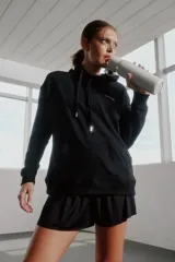 Buzo negro con capucha y cordones, con logo 'caro cuore' estampado en el pecho.