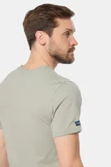 Remera celeste de manga corta con cuello redondo y bordado pequeño en el pecho. Corte clásico.