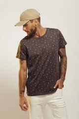 T shirt de manga corta color marrón con estampado de pequeños íconos en tonos claros.