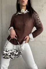 Sweater color chocolate de hilo calado en los hombros y mangas.