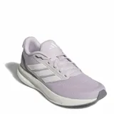 Championes de running Adidas modelo Runfalcon 5 para mujer, color lila claro con detalles en blanco y gris. Presentan exterior de malla transpirable, tres franjas laterales en blanco y mediasuela Cloudfoam.