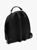 Mochila negra acolchada de Tommy Hilfiger, con cierre de cremallera, asa superior, correas ajustables, bolsillo interior con cremallera, bolsillo exterior con cremallera e insignia del monograma TH en la parte delantera.