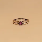 Anillo de plata y oro con circonia roja central. La alianza inferior mide 3.6mm y la superior 5.5mm. La circonia central mide 5mm.