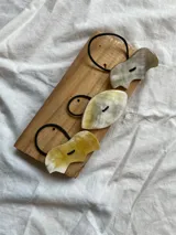 Set de tres coleros con apliques de guampa en tonos claros.