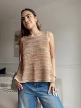Musculosa de punto con diseño de rayas horizontales en tonos beige, marrón y blanco.
