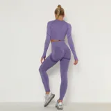 Calza deportiva larga color lila con textura jaspeada y cintura alta.
