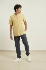Camisa de manga corta color amarillo, con cuello mao y botones de coco.