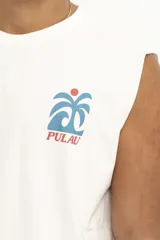 Musculosa blanca con estampado de una palmera y el texto "Pulau" en el pecho.