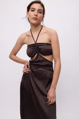 Vestido midi amarillo de satén con escote halter, trenzas en cuello y cintura, cut-outs laterales y falda recta.