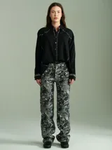 Camisa celeste de algodón con corte clásico y caída suelta. Presenta vivos en cuadrillé trazados en puños, canesú de la espalda y al pie del cuello.