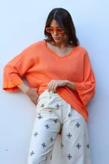 Blusa color naranja de lino y algodón, con escote en razo y mangas 3/4.