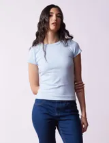 Remera celeste de tejido acanalado, con escote a la base y manga corta.