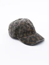 Gorra de béisbol con estampado animal print en tonos marrones y negros.