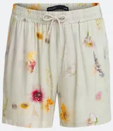 Bermuda boardshort color beige con estampado floral en tonos naranja y rosa.