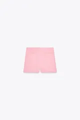 Falda pantalón corta color rosado, de tiro medio con abertura en el delantero y cierre lateral con cremallera.