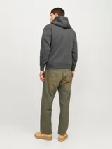 Canguro gris oscuro de manga larga con capucha, fit relajado, bolsillo tipo canguro y estampado en relieve con el texto "(riginals Studi)".