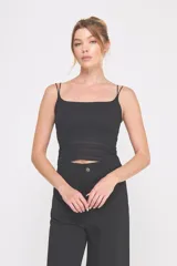 Top negro texturizado elastizado, de breteles finos y corte ajustado.