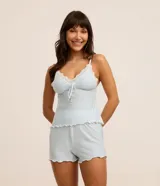 Conjunto de pijama de dos piezas color celeste, confeccionado en microfibra acanalada. Incluye un top con breteles finos regulables, escote en V con encaje y lazo decorativo, y un short con cintura elástica y volados en el ruedo.