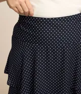 Pollera midi de crepé azul marino con lunares blancos, cintura elástica y volados en capas.