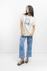 Pantalón cargo azul con estampado geométrico multicolor, con bolsillos laterales y corte cropped.